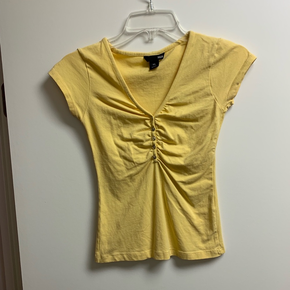 Comfy yellow H&M tee for summer!
